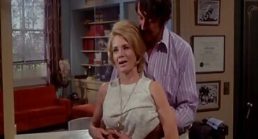 yelan sex Cô gái nghiêng về những người đàn ông sex co giao trang trưởng thành cho các mối quan hệ thân mật.