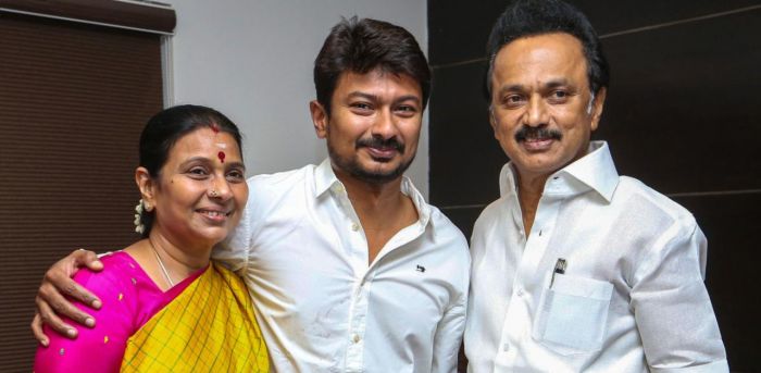 Udhayanidhi Stalin العمر الطول الزوجة الأطفال الأسرة السيرة الذاتية والمزيد Wikibio نجوم الفن موقع يهتم بكل اخبار الفن واخبار الفنانين النجوم والنجمات والمشاهير حول العالم